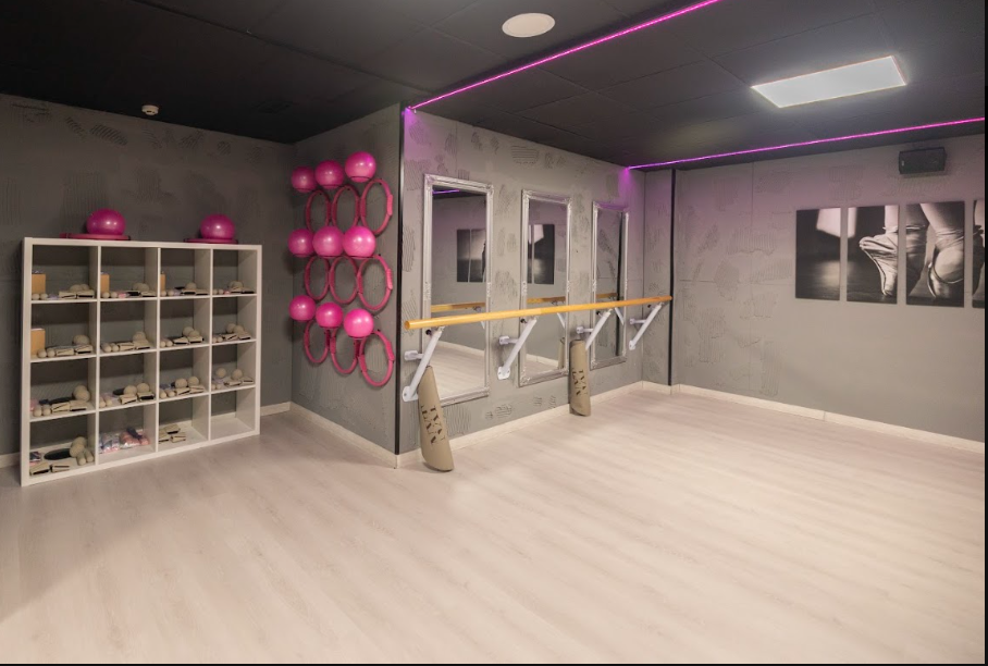 Sala de Barre y Yoga con barra, espejos y material
