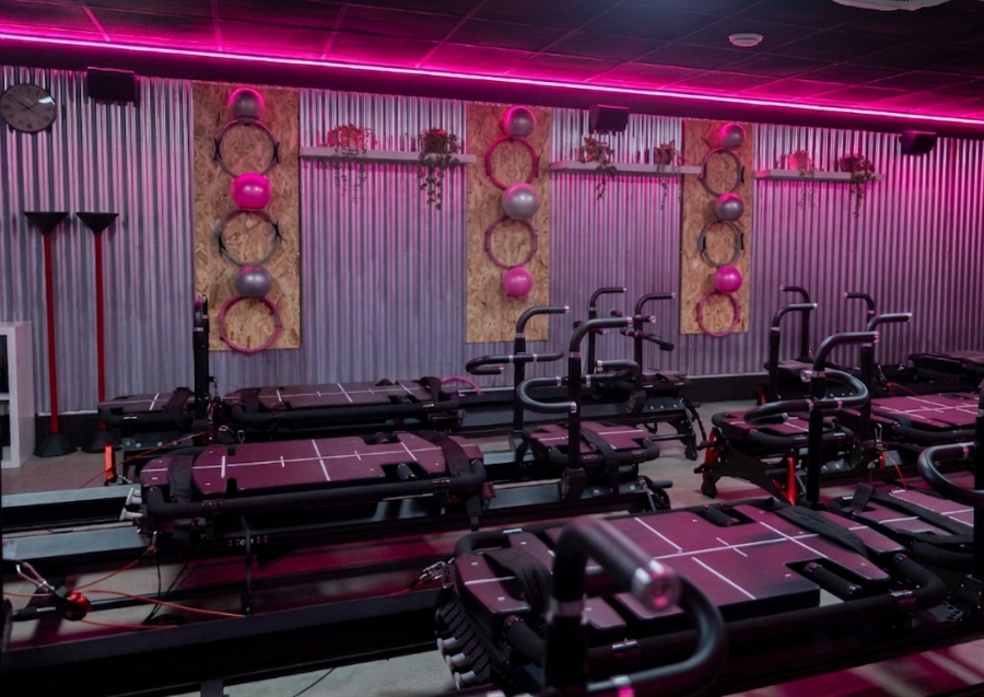 Sala del NEXTFORMER con las máquinas y la iluminación de neón rosa